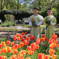 Frühlingskinder im Klostergarten