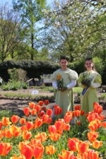 Frühlingskinder im Klostergarten