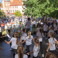 Junge Künsterler:innen auf der Bühne. Kamenz Can Dance