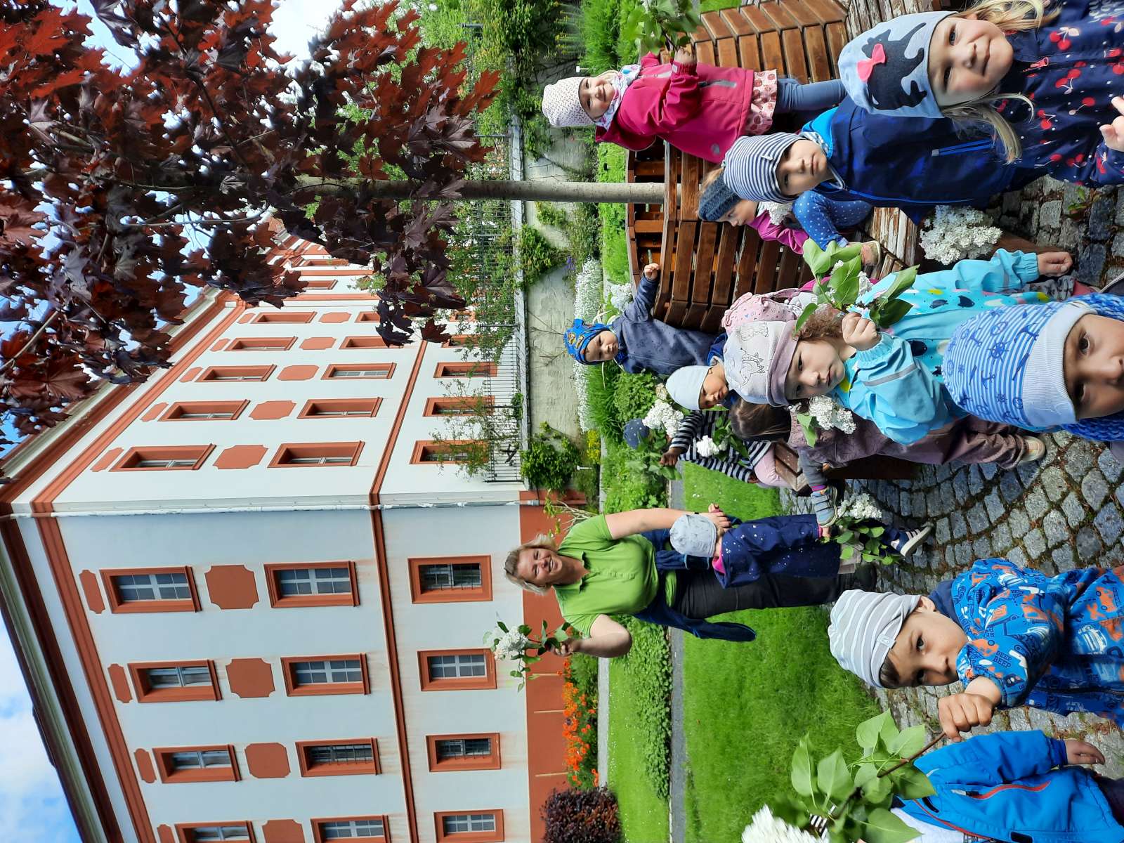 Fröhliche Fliedergrüße von den Kindern aus der Kindertagesstätte Panschwitz-Kuckau und der Verantwortlichen für den Klostergarten, Antje Meiser